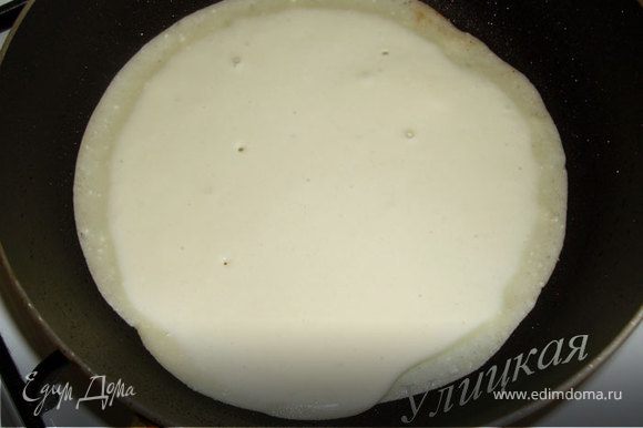 На хорошо разогретую и смазанную маслом (лучше растительным) сковородку наливаем порцию теста (слой около 3-4 мм).