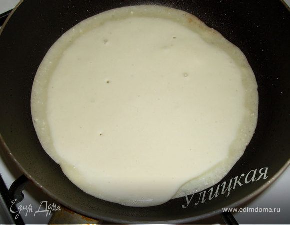 На хорошо разогретую и смазанную маслом (лучше растительным) сковородку наливаем порцию теста (слой около 3-4 мм). 