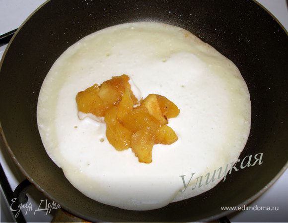 Как только будет заметно что низ блинчика зажаривается - на одну половинку выкладываем начинку. 