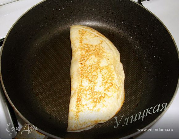 Переворачиваем блинчик и снова накрываем крышкой еще на 1-2 мин. 