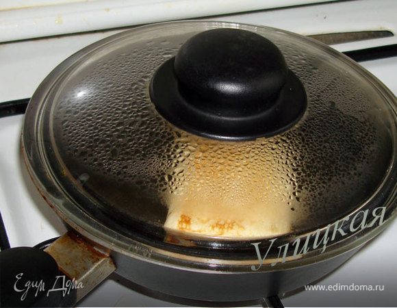 ! Очень важно - сковородку выбираем небольшую (соответственно размеру будущих пирожков) и с плотной крышкой.