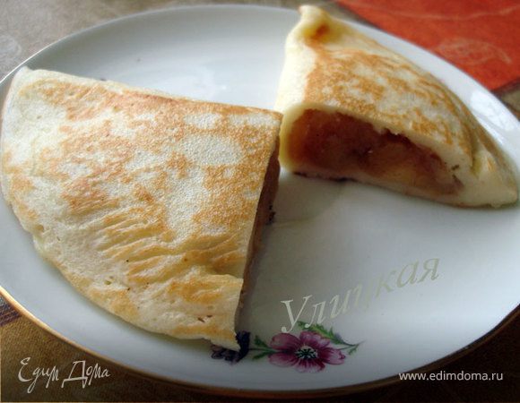 Пирожки готовы. Я пекла с яблочной начинкой (немного протушила на сковороде яблоки с сахаром и кусочком масла, чтобы лишний сок выпарить). 
Приятного аппетита!