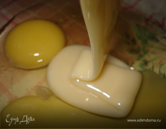 В чашку разбить яйца, добавить сгущённое молоко, ванильный сахар, соль и масло, всё перемешать.