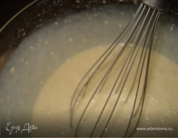 Муку смешать с пищевой содой и замесить тесто. Муки добавляйте столько чтобы получилось не тугое, но и не слишком мягкое тесто, но тесто всё равно немножко липкое (хотя с маслом уже не так сильно как без).