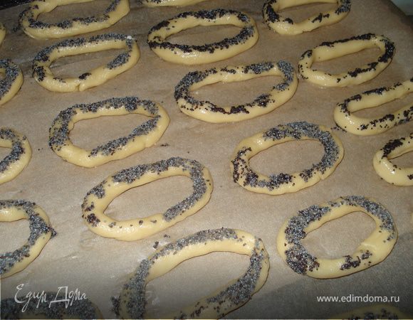 От готового теста отрывать кусочки величиной с грецкий орех и раскатывать их жгутиком, толщиной само много 1 см. Чем тоньше вы жгутики раскатаете, тем хрустящее будут сушки, это дело вкуса, я попробовала так и так, мне понравились тонко раскатанные лучше. Или же вы можете от теста взять кусочек побольше и раскатать длинный жгут и порезать его на кусочки, делайте так как вам удобно. Хорошо соединить края жгутика, чтобы получилoсь колечко.