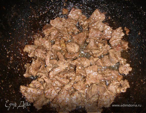 Разогреть казан, влить масло, в раскаленное масло положить мясо. Мясо нужно хорошо протомить, чтоб было мягким. Когда мясо готово, добавить соевый соус, (если нужно еще досолить) поперчить, добавить щепотку сухой кинзы. Перемешать. Если нужно, то можно добавить немного растительного масла. 