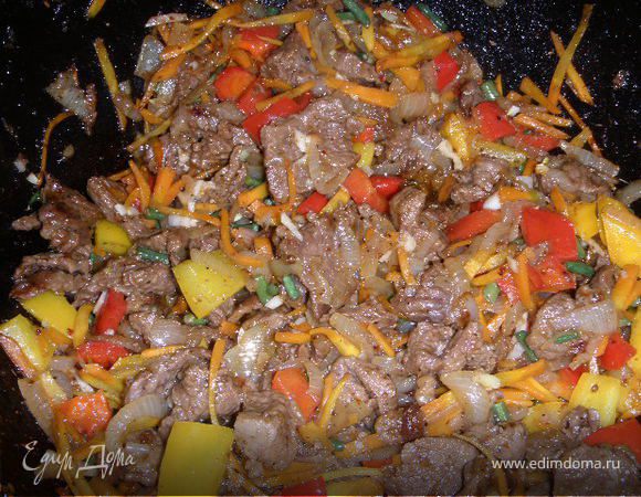 теперь добавляем овощи по очереди: лук( порезанный)  через 2 минуты добавить морковь (соломкой),затем перец(кубиками), редьку(соломкой) фасолевые дудки (порезать).Затем порезанную зелень джусая, чеснок (мелко порезать). Овощи нужно жарить на хорошем огне, чтобы они не парились, а жарились. 