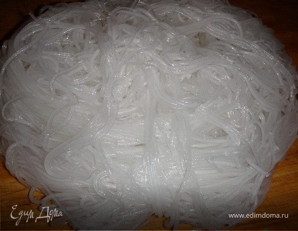 отдельно закипятить воду, положить лапшу и варить минуты 3(лапша не должна быть твердой, и не должна быть переваренной). Затем, не сливая воду, охладить путем добавления холодной воды. Вынуть лапшу, дать стечь воде и порезать (чтоб не была сильно длинной) 