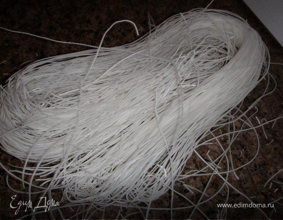 В казан, где готовятся овощи с мясом, добавить лапшу. Все хорошо перемешать, и пару минут протушить.