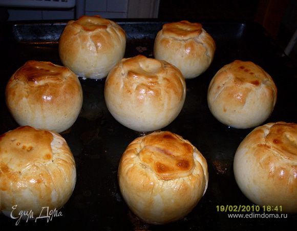 Выпекаем при 200град. 40мин.
Вынимаем из духовки, смазываем сливочным маслом, посыпаем сахар.пудрой
