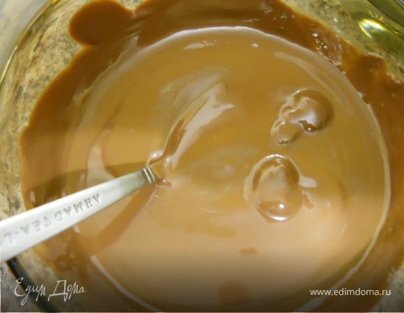 растопить поломанный на кусочки шоколад (100 г.),масло и молоко. Я все делала в микро: по 30 сек. и каждый раз перемешивать.
Добавить сух. молоко и алкоголь(у меня коньяк).Можно насыпать бисквитных крошек, орехов и т.п.