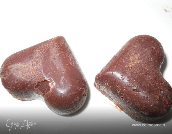 охладить массу и сформовать конфеты.
Я разложила массу в силиконовые формочки и убрала в морозилку - так их легче глазировать.