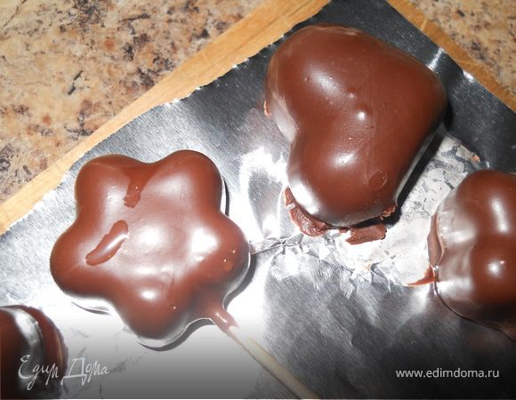 вынуть конфеты из морозилки и окунуть в растопленный шоколад.По совету Ольги Кузнецовой окунала их в холодную воду для быстрого застывания.
Можно их не замораживать, а сразу обвалять в какао или др. посыпке.