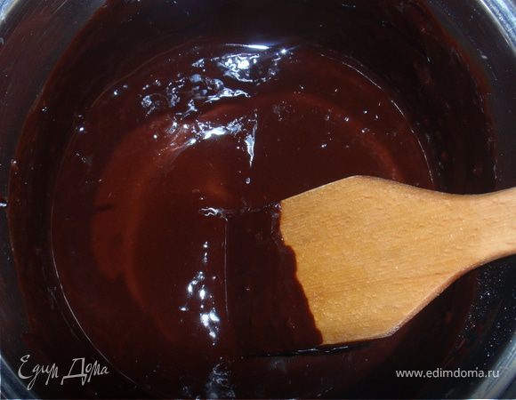 В кастрюлю  положить шоколад, предварительно поломав на кусочки, добавить сливочное масло и растопить на водяной бане. Добавить кофе, ваниль. Остудить до комнатной температуры.