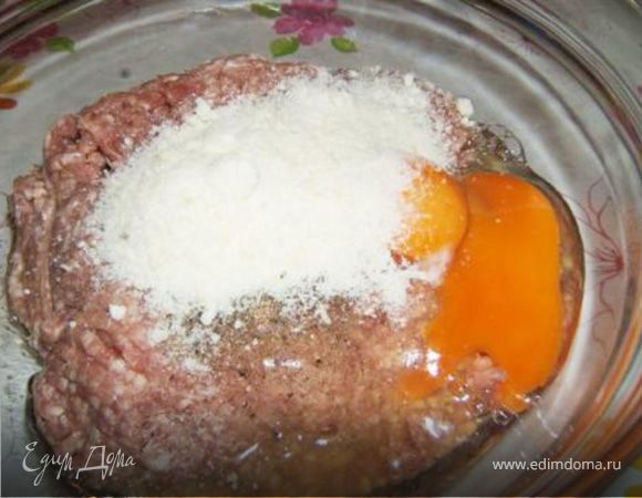 Хлеб замочить в молоке. В миске смешать фарш, яйцо, сыр, соль, перец. Отжать хлеб и добавить к фаршу. Все хорошенько перемешать.