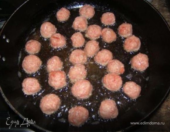 Сформировать шарики размером с грецкий орех и обжарить на растительном масле.