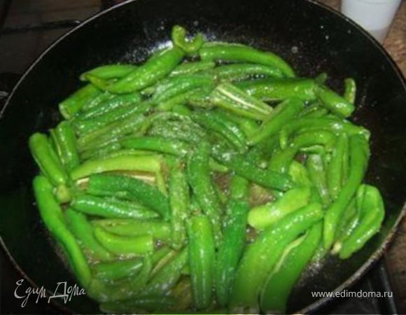 Перец помыть, очистить от семян и обжарить на том же масле вместе с зубчиком чеснока.