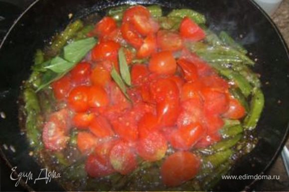 Когда перец будет почти готов, добавить нарезанные помидоры, базилик и посолить.