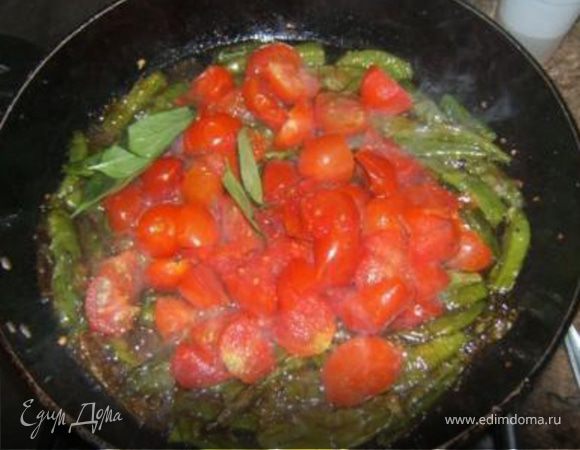 Когда перец будет почти готов, добавить нарезанные помидоры, базилик и посолить.