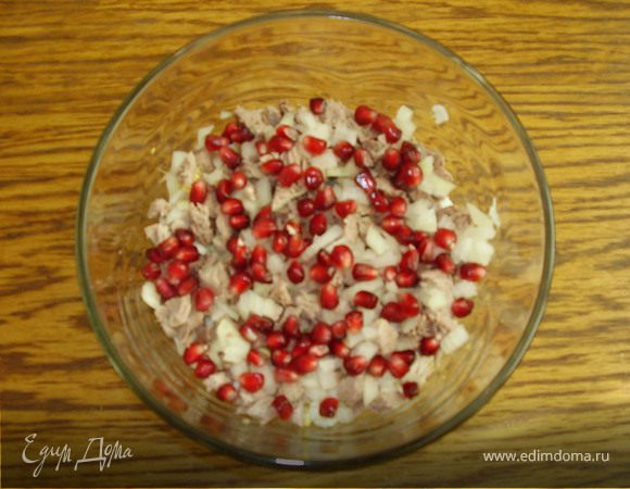 На смесь майонеза и сметаны выложить слой нарезанных кубиками яиц. Затем слой измельчонного мяса.замаринованный лук процедить через ситечко и выложить поверх мяса. Сверху 1/4 зерен граната. И снова смазать майонезом со сметаной.