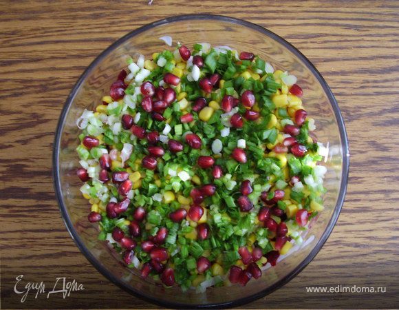 Буряк натереть на терке и распределить поверх майонеза. Сверху слой кукурузы. Зеленый лук мелко нарезать и распределить поверх кукурузы. Снова 1/4 зерен граната. И полить майонезом со сметаной.