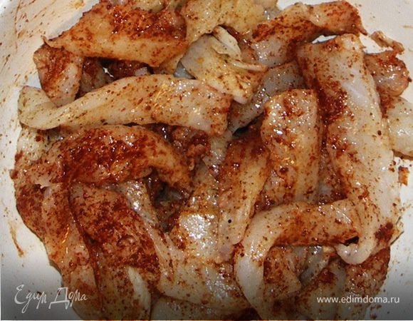 Филе судака режем на полоски.Солим,перчим,добавляем паприку и сок половины лимона.Оставляем на некоторое время.