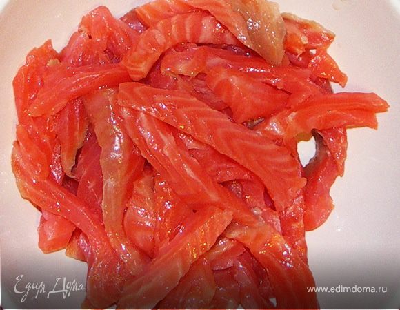 Форель нарезаем полосками.