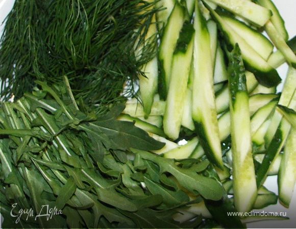 Огурчики нарезаем крупной соломкой.Зелень моем и сушим.