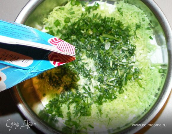 Трём сыр на мелкой тёрке и добавляем сливки,половину мелко нарезанного укропа и ставим на минимальный огонь.Помешивая прогреваем до полного расплавления сыра.Соус посолить по вкусу.