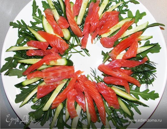 Судака можно приготовить двумя способами:на пару или на сковороде гриль.Выберите подходящий вам вариант.И в том и в другом случае на это уйдёт 5-7 мин.Пока рыба готовится подготовим тарелки.Раскладываем огурцы, зелень и форель.