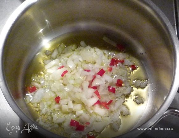 Лук почистить, мелко порезать. Чили помыть, удалить сердцевину, нарезать кольцами. Масло разогреть и немного обжарить лук и чили.