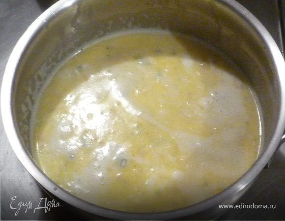 Залить сливками и овощным бульоном, дать закипеть.