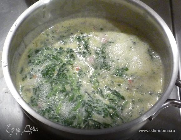 Сыр Горгонзола нарезать, добавить и растопить. Положить шпинат и потомить под крышкой 2-3 минуты.