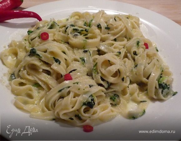 Перемешать соус с готовой лапшой, посолить, поперчить. Сверху посыпать натертым пармезаном или порезанным на тонкие пластинки. Приятного аппетита!