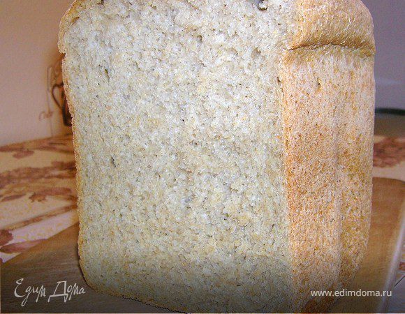 В форму закладываем все ингредиенты согласно типу хлебопечки и выпекаем.
На своей хлебопечке я комбинирую режимы и хлеб выпекаю за 3 часа.
Хлеб получается очень ароматный и вкусный.
Вес хлеба на выходе 1 кг.