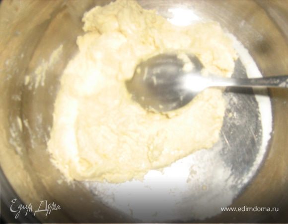 Из сахара приготовить пудру. Желтки взбить с сахарной пудры до белого цвета. Постепенно ввести просеянную 2 раза муку. замесить густое тесто. 