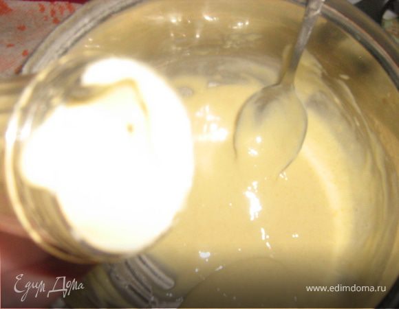 Белки взбить с солью в пену. Для данного рецепта нам понадобится половина белков (можно  добавить все и пропорционально увеличить количество муки, но я больше люблю печенье на желтках).
Аккуратно ввести белки в тесто, оно должно быть эластичным , но не  очень жидким.