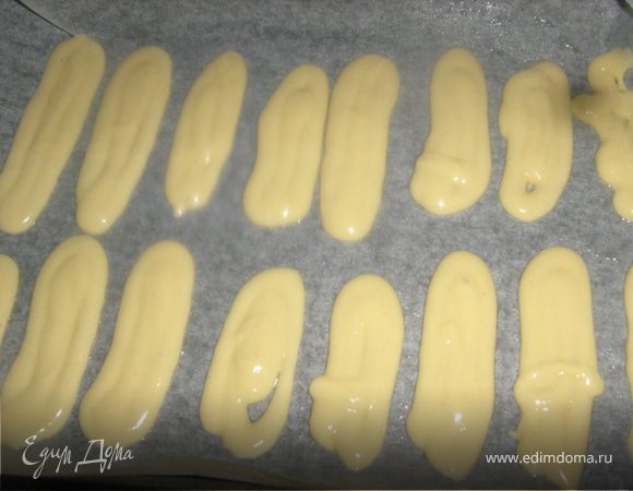 Пергамент выложить  на противень, смазать маслом. Духовку разогреть  до 150 градусов. С помощью кондитерского шприца или мешка выдавить тесто на противень в любой форме. Если вам нужно печенье для десертов, то форма должна быть продолговатой.
