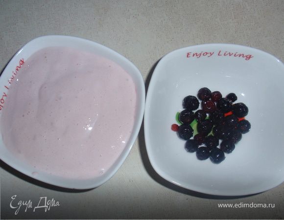 Желатин залить кипяченым,горячим молоком. Сироп смешать с холодными сливками, влить растворенный желатин. Тщательно перемешать. На дно вазочки положить черную смородину и залить сливочной массой. 