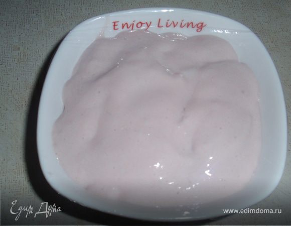 Накрыть пищевой пленкой и отправить в холодильник.