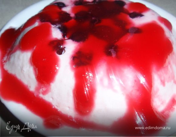 После того как желе остынет, формочки опустить на несколько секунд в горячую воду и выложить желе на блюдо. Украсить сиропом из красной смородины.