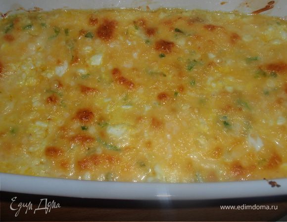 Взбить яйца, добавить натертый на мелкую терку сыр, соль и зелень. Залить этой массой запеканку. Выпекать при температуре 180 градусов, 30 минут.