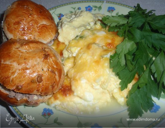 Подавать с хлебцами, украсив петрушкой.