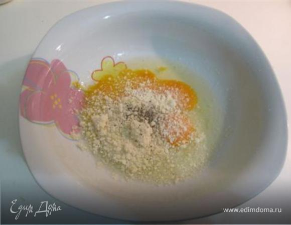 Взбейте яйца с сыром пармезан солью и перцем.