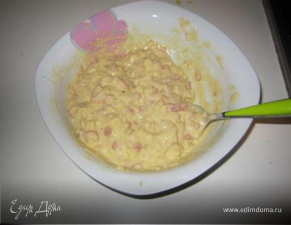 Добавьте остывший лук с беконом, нарезанный кубиками сыр Чеддер и перемешайте до получения однородной массы.