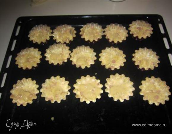 Выложите тесто в формочки для кексов, заполняя их на 2/3 и отправьте в предварительно разогретую до 180 градусов духовку на 10-12 мин. Когда остынут, вынуть из формочек. Приятного аппетита!