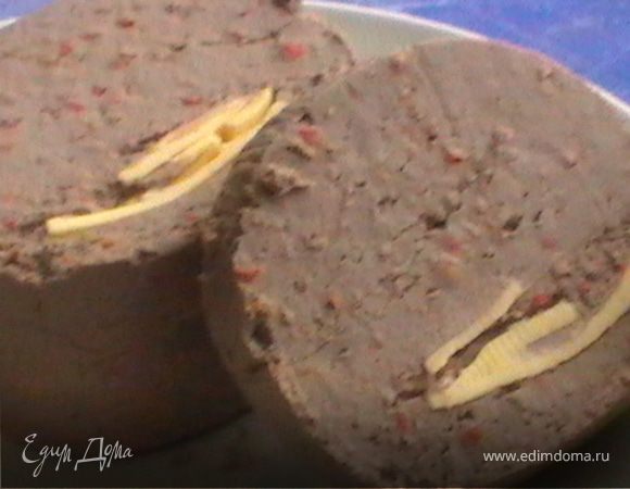 Печень вымыть, очистить от пленок, порезать на небольшие куски произвольной формы.
Лук шалот крутно нарезать.
В сковороде разогреть масло. Постоянно помешивая, обжарить печень и лук. Посолить, добавить мелко рубленный шалфей и тимьян, специи и тушить на медленном огне до готовности. Сковороду снять с огня и дать остыть.
Морковку отварить. Яйца варим вкрутую.
Готовую печень и яйца измельчить в блендере. Получившуюся массу взбиваем, добавляя коньяк.
Затем добавляем отварную морковку.
Паштет выкладываем равномерным слоем на фольгу.
Масло режем кусочками и выкладываемна паштет. Сворачиваем рулетом.
Готовый паштет охладить в холодильнике.