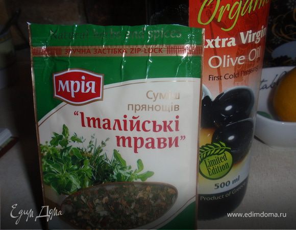 Размешать дрожжи и сахар в 90 мл воды, оставить на 10-15 минут. 