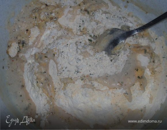 Смешать три муки, сделать углубление и добавить туда дрожжевую смесь, масло, соль, итальянские травы и оставшуюся воду.