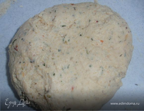 Замесить тесто, накрыть полотенцем и оставить в темном, теплом месте на 1 час.